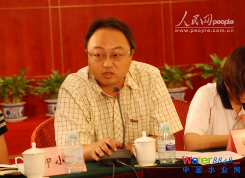 2010年8月28日,北京“十二五”規(guī)劃公眾建言會(huì)第四場(chǎng)在京舉辦,主題為“如何營(yíng)造舒適環(huán)境,讓綠色引領(lǐng)生活?”。圖為北京市環(huán)境保護(hù)科學(xué)研究院總工程師潘濤 人民網(wǎng)記者 常紅攝