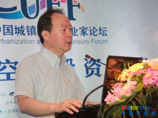 “2013中國(guó)城鎮(zhèn)化與企業(yè)家論壇”于8月10日在北京舉行。上圖為住建部村鎮(zhèn)建設(shè)司司長(zhǎng)趙暉。
