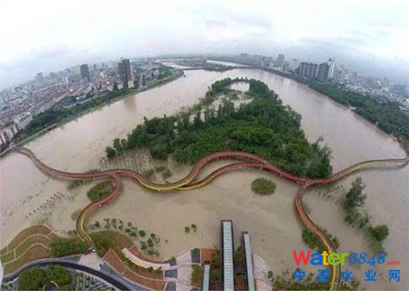 金華燕尾洲公園,通過建立適應(yīng)性防洪堤、適應(yīng)性植被和百分之百的透水鋪裝的設(shè)計,來實現(xiàn)景觀的生態(tài)彈性。 金華燕尾洲公園,通過建立適應(yīng)性防洪堤、適應(yīng)性植被和百分之百的透水鋪裝的設(shè)計,來實現(xiàn)景觀的生態(tài)彈性。