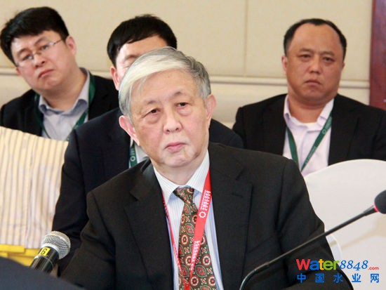 “2015中國綠公司年會”于4月20日在沈陽舉行。上圖為中國環境科學學會理事長、原國家環保總局副局長王玉慶。(圖片來源:新浪財經劉海偉 攝)