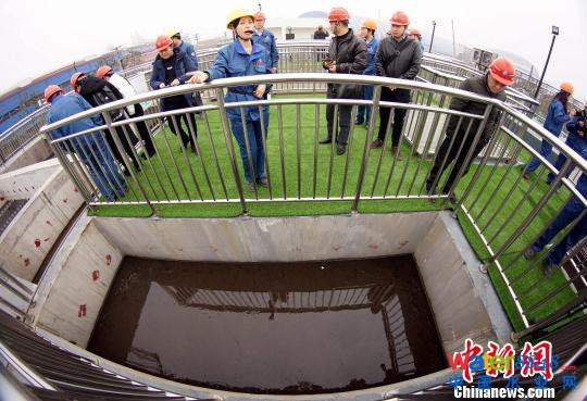 方大特鋼水處理中心正在運行的廢水綜合處理系統。 王昊陽 攝 方大特鋼水處理中心正在運行的廢水綜合處理系統。 王昊陽 攝