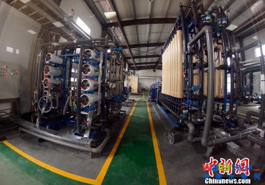 方大特鋼水處理中心正在運行的反滲透車間。 王昊陽 攝 方大特鋼水處理中心正在運行的反滲透車間。 王昊陽 攝
