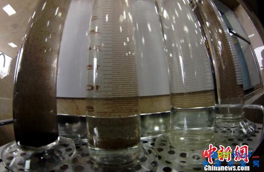 工廠水處理中心展示臺前展示出的污水和經過三次處理后的水。 王昊陽 攝 工廠水處理中心展示臺前展示出的污水和經過三次處理后的水。 王昊陽 攝