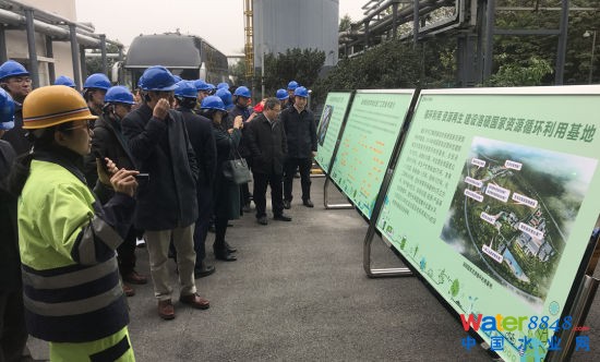 圖為與會人員參觀考察黑石子餐廚廢棄物資源化利用處理廠生產(chǎn)作業(yè)情況。肖江川 攝 圖為與會人員參觀考察黑石子餐廚廢棄物資源化利用處理廠生產(chǎn)作業(yè)情況。肖江川 攝